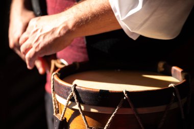 Geleneksel bir davulun üzerindeki güzel ışık, Live Music