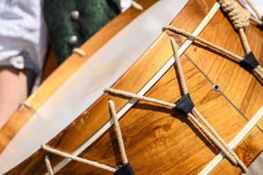 Kültürel bir kutlamada bir davulcunun tutkulu performansı Kutlamanın Ruhu