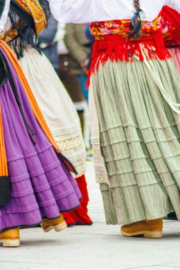 Geleneksel dansın güçlü ve ritmik adımları Ritmik Dans