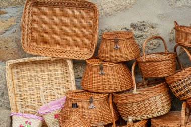 Geleneksel bir pazarda satılık çeşitli el yapımı mallar.