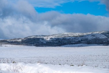 İspanya, Galiçya 'nın görkemli ve manzaralı dağları, karın altında, Manzaralı Dağlar