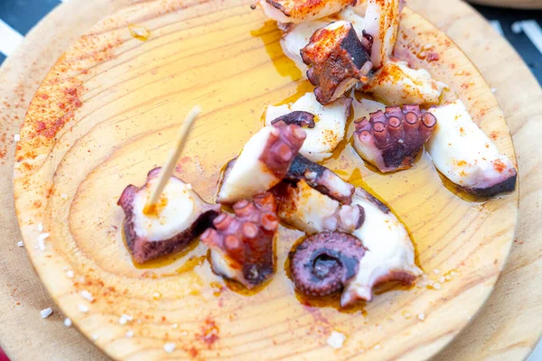 Yemekten sonra boş bir ahşap tabağın yukarıdan görünüşü Ziyafetin Sonu