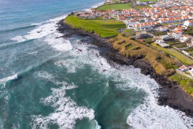 Okyanus dalgalarıyla Azorların dramatik kıyıları Doğa Gücü Kavramı