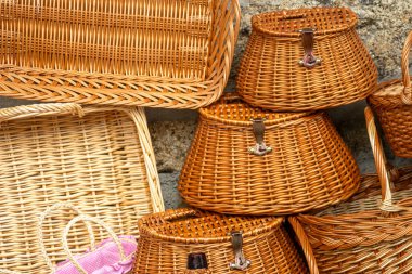 Yerel bir fuarda, Küçük İş Dünyası 'nda el yapımı sepetlerin sergilenmesi.