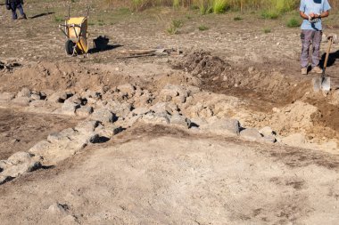 Kayıp bir harabeyi ortaya çıkaran bir arkeologun ağır işçiliği Geçmişi Arama