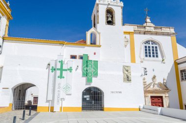 Şövalyelik Nişanı 'nın yeşil haçı ile bembeyaz bir bina. Tarihi Düzen.