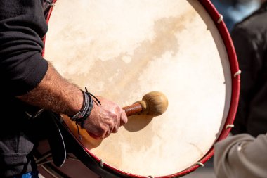 Bir Festivalde Davulcunun Elleri 'nin Kapanışı Canlı Performans Konsepti