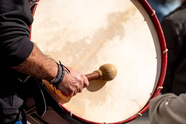 Bir Festivalde Davulcunun Elleri 'nin Kapanışı Canlı Performans Konsepti