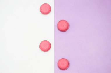 açık pembe arka planda pembe kekler