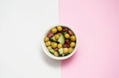 pembe beyaz arka plan üzerinde dilimlenmiş taze salata