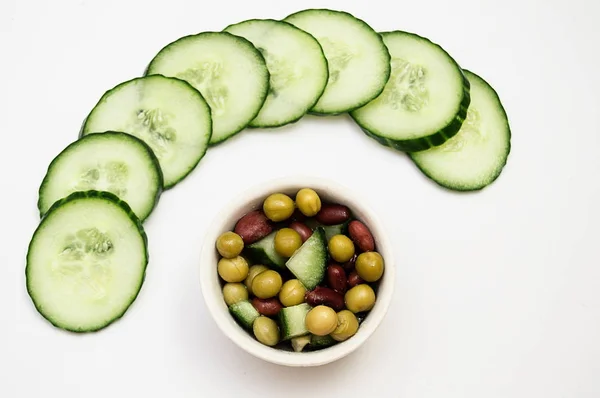 hafif arka planda dilimlenmiş taze salatalık ve salata