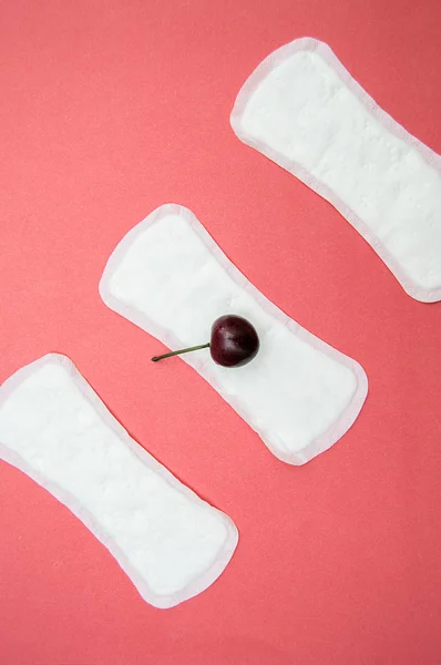 Kadınların hijyenik pedleri bu kirazı pembe arka planda istiyor.