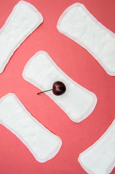 Kadınların hijyenik pedleri bu kirazı pembe arka planda istiyor.