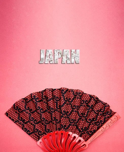 yazıt Japonya ile pembe bir arka plan üzerinde kırmızı desenli fan