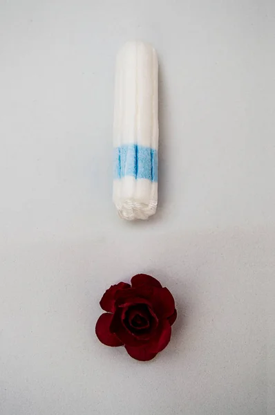 hafif arka plan üzerinde kırmızı çiçek li kadın tampon