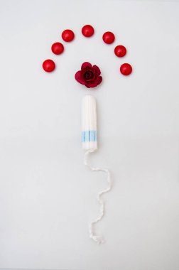 ışık arka planda kırmızı damla ile kadın tampon