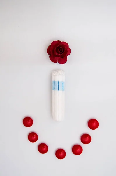 ışık arka planda kırmızı damla ile kadın tampon