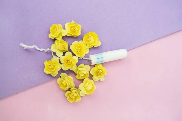 pembe mor arka plan üzerinde sarı çiçek ile kadın tampon