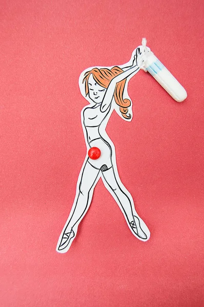 bir tampon tutan kırmızı damla ile boyalı kırmızı saçlı kız