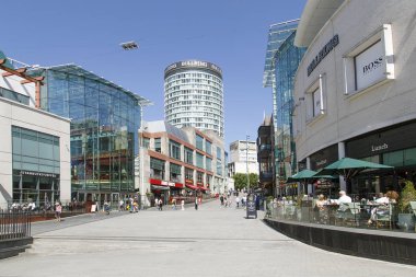 Birmingham, İngiltere: 29 Haziran 2018: Boğa Alışveriş Merkezi - Birmingham. Grand Central İstasyonu yakınlarındaki yaya bölgesinde yürüyen insanlar. 