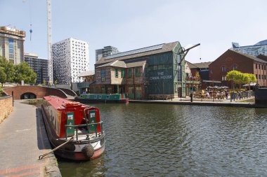 Birmingham, İngiltere: 29 Haziran 2018: Gas Street Havzası'nda Regency Wharf. Birmingham merkezinde restore kanal sistemi ulusal bir miras dönüm noktası ve Worcester ve Birmingham kanalları karşılamak nerede.