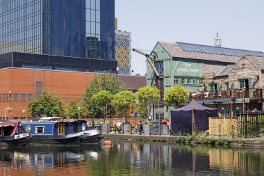Birmingham, İngiltere: 29 Haziran 2018: Gas Street Havzası'nda Regency Wharf. Birmingham merkezinde restore kanal sistemi ulusal bir miras dönüm noktası ve Worcester ve Birmingham kanalları karşılamak nerede.