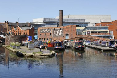 Birmingham, İngiltere: 29 Haziran 2018: Gas Street Havzası'nda Regency Wharf. Birmingham merkezinde restore kanal sistemi ulusal bir miras dönüm noktası ve Worcester ve Birmingham kanalları karşılamak nerede.
