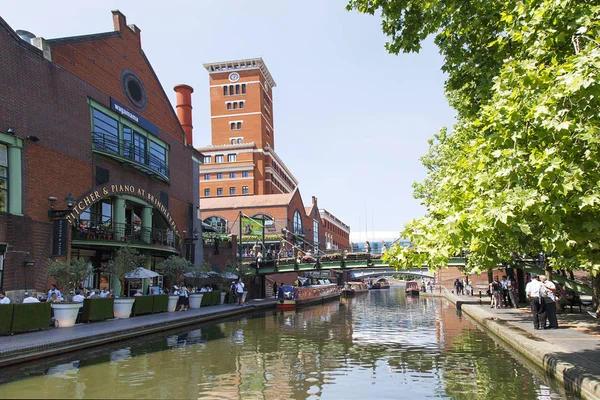 Birmingham, İngiltere: 29 Haziran 2018: Gas Street Havzası'nda Regency Wharf. Birmingham merkezinde restore kanal sistemi ulusal bir miras dönüm noktası ve Worcester ve Birmingham kanalları karşılamak nerede.