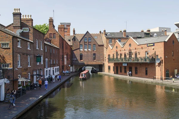 Birmingham, İngiltere: 29 Haziran 2018: Gas Street Havzası'nda Regency Wharf. Birmingham merkezinde restore kanal sistemi ulusal bir miras dönüm noktası ve Worcester ve Birmingham kanalları karşılamak nerede.