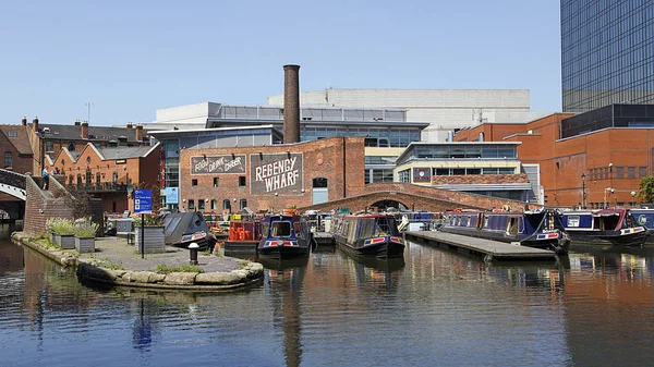 Birmingham, İngiltere: 29 Haziran 2018: Gas Street Havzası'nda Regency Wharf. Birmingham merkezinde restore kanal sistemi ulusal bir miras dönüm noktası ve Worcester ve Birmingham kanalları karşılamak nerede.