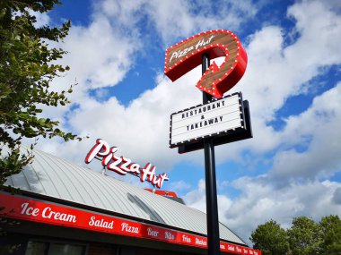Llanelli, İngiltere: 21 Eylül 2018: Pizza Hut ticari tabela. Pizza Hut bir Amerikan restoran ve pizza ve makarna gibi onun İtalyan-Amerikan mutfağı menü için bilinen franchise olduğunu.