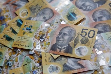 Avustralya 50 dolarlık banknot. Yeni 2019 sayı tasarısı sahteciliği caydırmak için tasarlanmıştır, not polimer ve berrak bir holografik şerit ile suya dayanıklıdır.