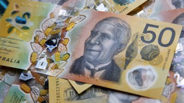 Avustralya 50 dolarlık banknot. Yeni 2019 sayı tasarısı sahteciliği caydırmak için tasarlanmıştır, not polimer ve berrak bir holografik şerit ile suya dayanıklıdır.