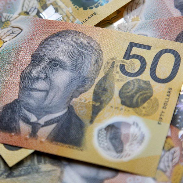 オーストラリアの50ドル紙幣 新しい2019年発行法案は偽造を阻止するように設計されており ノートは正方形の形式で明確なホログラフィックストリップとポリマーと耐水性です — ストック写真