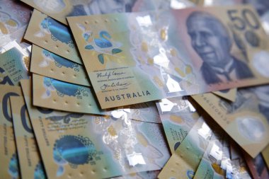 Avustralya 50 dolarlık banknotlar. Yeni 2019 sayı tasarısı sahteciliği caydırmak için tasarlanmıştır, not polimer ve berrak bir holografik şerit ile suya dayanıklıdır.