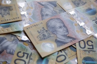 Avustralya 50 dolarlık banknot. Yeni 2019 sayı tasarısı sahteciliği caydırmak için tasarlanmıştır, not polimer ve berrak bir holografik şerit ile suya dayanıklıdır.