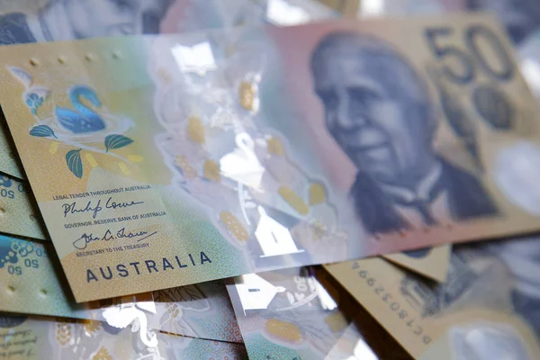 オーストラリアの50ドル紙幣 新しい2019年発行法案は偽造を阻止するように設計されており ノートは透明なホログラフィックストリップでポリマーと耐水性です — ストック写真