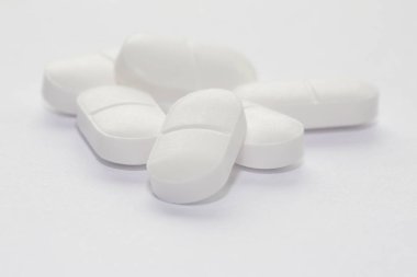 Beyaz arka plan üzerinde parasetamol kapsüller