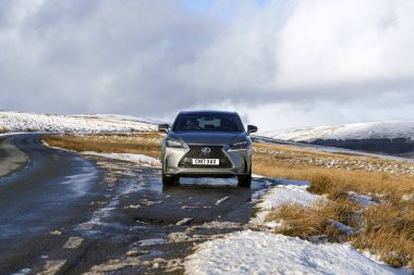 Brecon Beacons, İngiltere: 30 Ocak 2019: Lexus Nx 300h F-sport crossover hibrid otomobil kar ve buzlu koşullarda yol kenarında. 