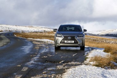 Brecon Beacons, İngiltere: 30 Ocak 2019: Lexus Nx 300h F-sport crossover hibrid otomobil kar ve buzlu koşullarda yol kenarında. 