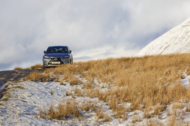 Brecon Beacons, İngiltere: 30 Ocak 2019: Lexus Nx 300h F-sport crossover hibrid otomobil kar ve buzlu koşullarda yol kenarında. 