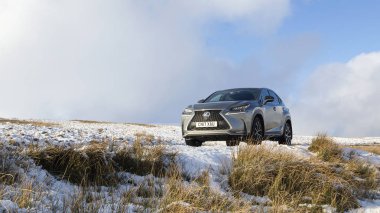 Brecon Beacons, İngiltere: 30 Ocak 2019: Lexus Nx 300h F-sport crossover hibrid otomobil kar ve buzlu koşullarda yol kenarında. 