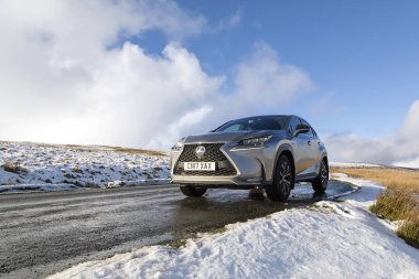 Brecon Beacons, İngiltere: 30 Ocak 2019: Lexus Nx 300h F-sport crossover hibrid otomobil kar ve buzlu koşullarda yol kenarında. 