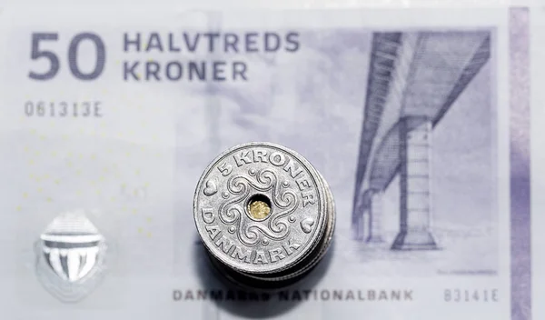混合デンマークのコインの選択と50クローネノート クローネは 1875年1月1日に導入されたデンマーク グリーンランド フェロー諸島の公式通貨です — ストック写真