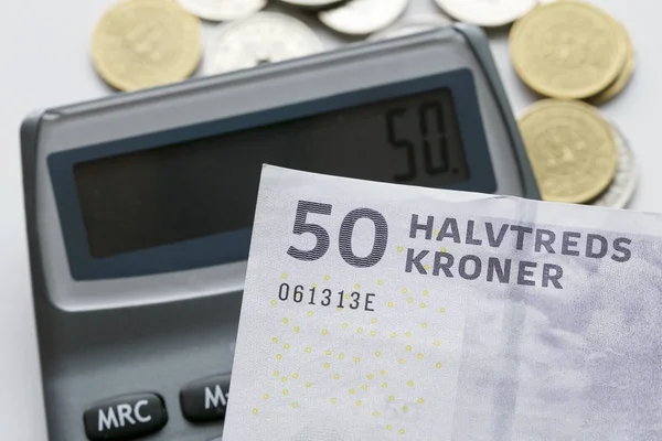 電卓上の混合デンマークのコインの選択と50クローネノート クローネは 1875年1月1日に導入されたデンマーク グリーンランド フェロー諸島の公式通貨です — ストック写真