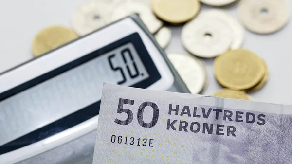 混合デンマークのコインとパノマイック形式の電卓の選択と50クローネノート クローネは 1875年1月1日に導入されたデンマーク グリーンランド フェロー諸島の公式通貨です — ストック写真