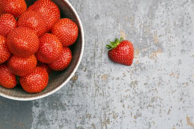 Bir meyve kase çilek - düz kompozisyon yatıyordu doğrudan yukarıda. Sağlık yeme konsepti. 
