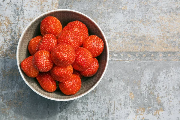 草莓在水果碗里 正上方平躺组成 健康饮食理念 — 图库照片