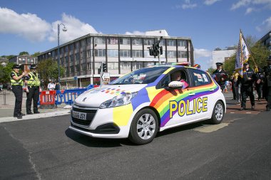 Swansea, İngiltere: 04 Mayıs 2019: Gay Pride Parade katılımcıları ve destekçileri. Bir polis arabası Gay Pride destek geçit dahildir - toplumda çeşitlilik ve alternatif yaşam tarzları desteklemek için.