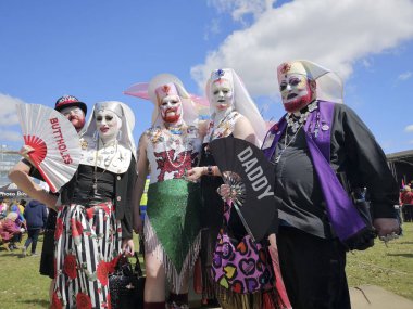 Swansea, İngiltere: Canlı kıyafetler, peruk ve makyaj giyen bir grup çapraz giyinme civarı, toplumdaki çeşitliliği ve alternatif yaşam tarzlarını desteklemek için gay pride geçit töreninde birlikte yürürken bir araya geliyor.